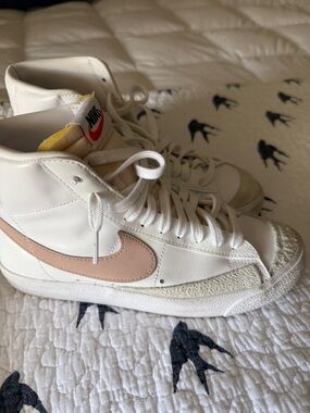 Nike High-Top blazers 8.5 Sneakers in White with Blush Swoosh